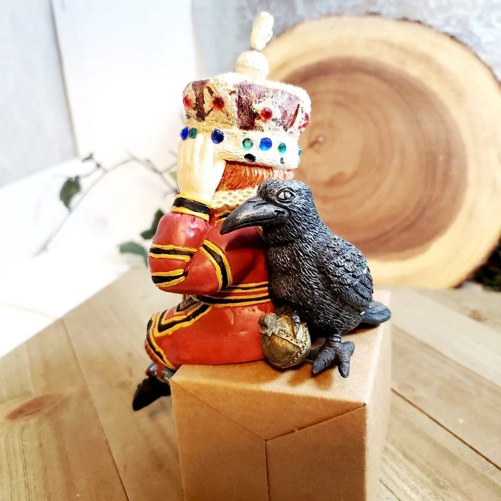 The Keeper Of The Crown Jewels‎ Mantle Desk or Shelf Figurine Shenandoah NIB